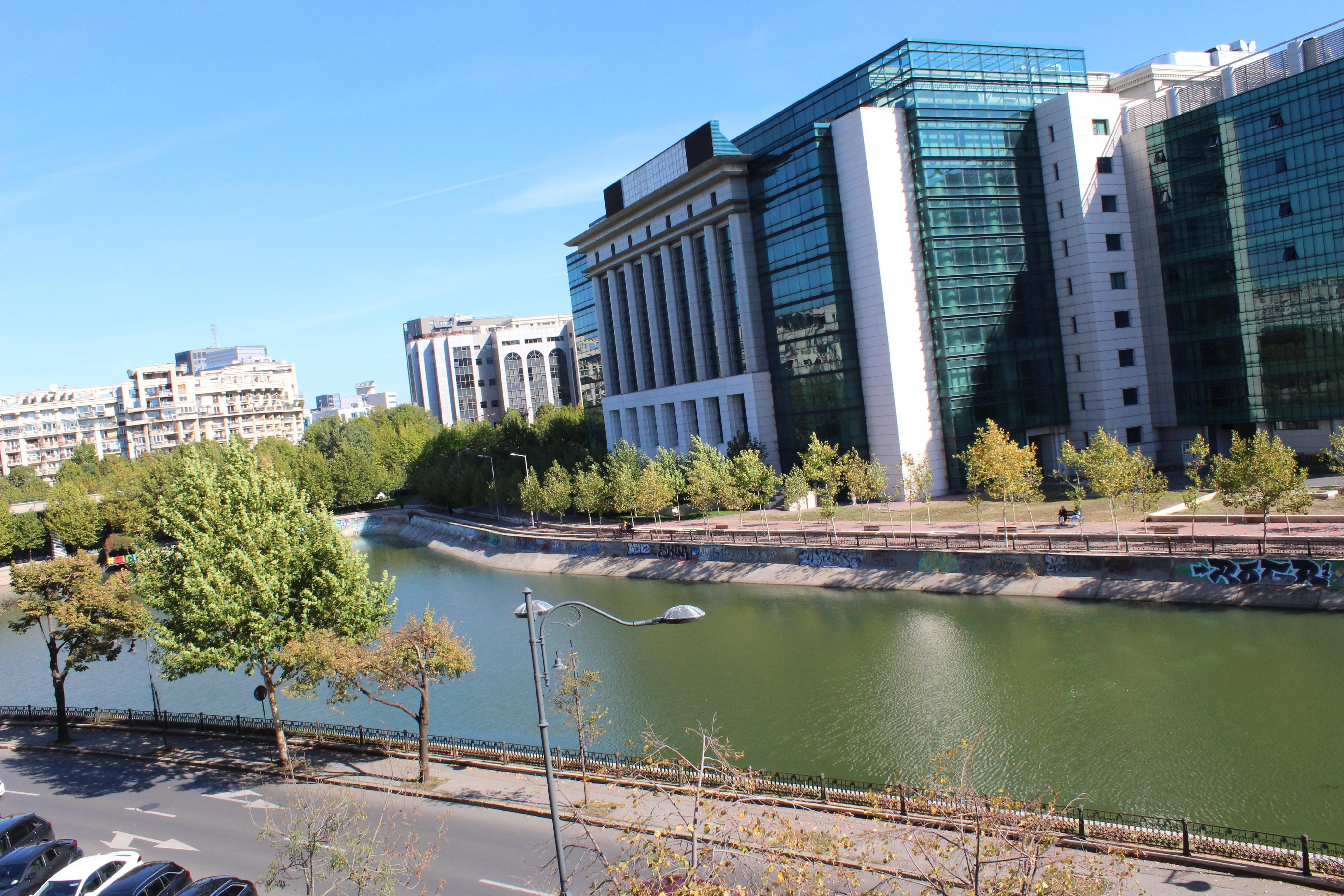 Apartament spatios si luminos cu vedere la Biblioteca Nationala