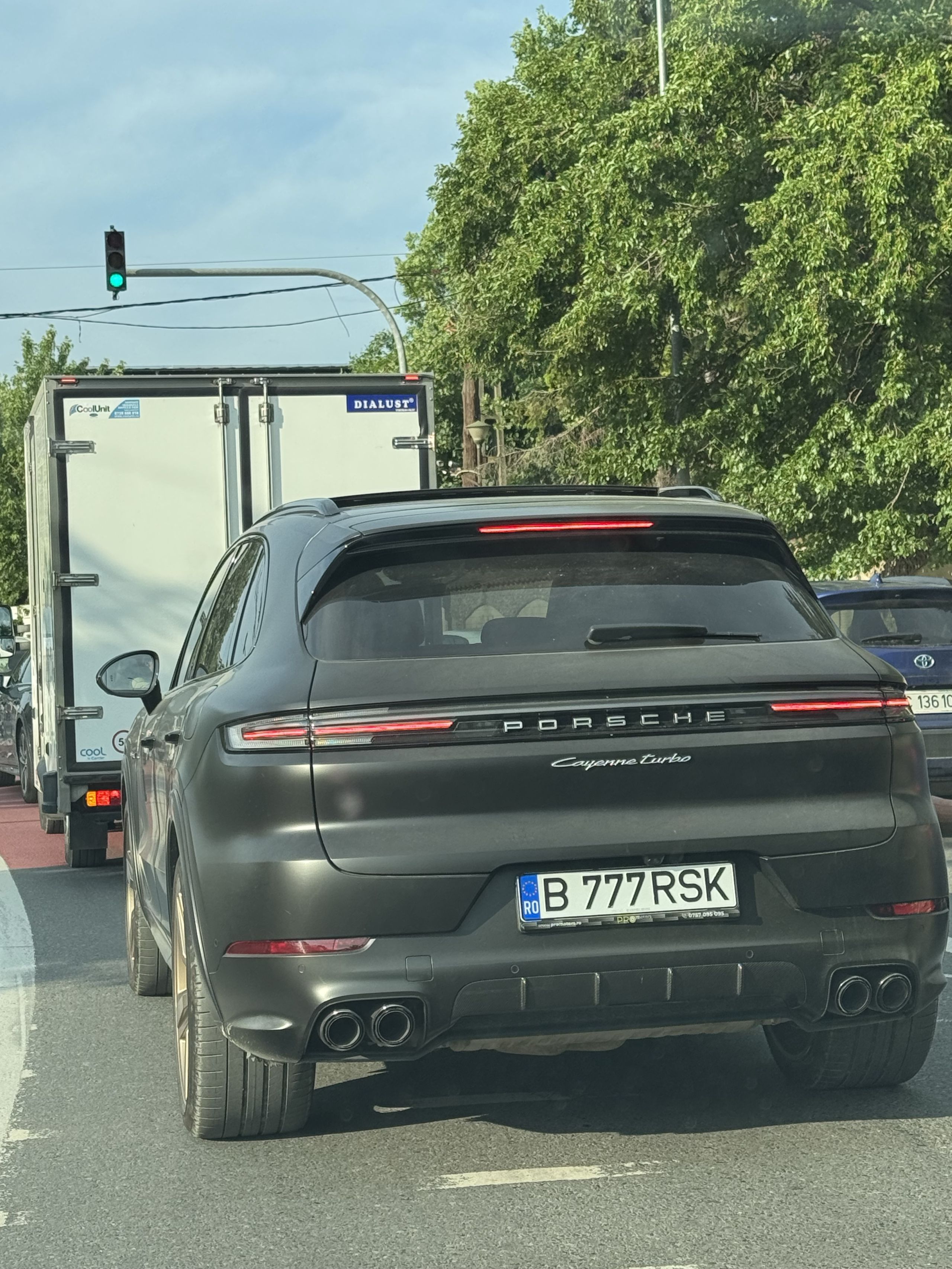 Porsche Cayenne Turbo si skoda octavia pachet